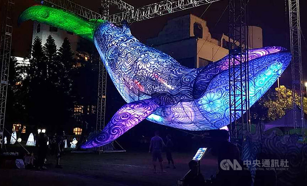 2019澎湖國際海灣燈光節17日晚間在馬公市觀音亭休閒園區正式登場,澎管處表示,燈光節期間每晚亮燈,週四至週六晚間則分區分段舉行主題展演,每週六還會加演,要讓澎湖越夜越美麗。中央社 108年8月17日