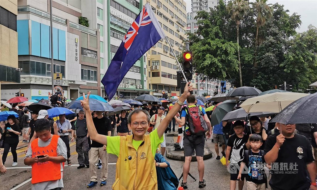 反對修訂逃犯條例的香港市民17日下午舉行名為「光復紅土」的遊行。示威者沿途高喊「時代革命,光復香港」口號。中央社記者張謙香港攝 108年8月17日