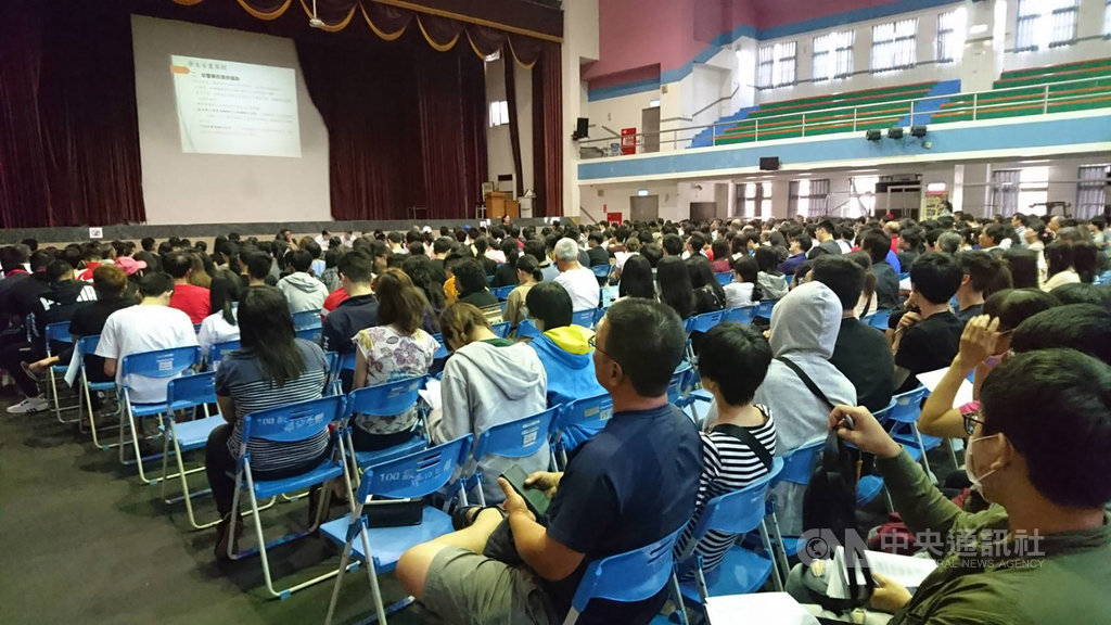 私立南榮科技大學遭勒令停辦,教育部17日在南榮科大舉辦說明會,會中公布7所科大供學生填選安置,但仍引來部分家長不滿。中央社記者張榮祥攝 108年8月17日