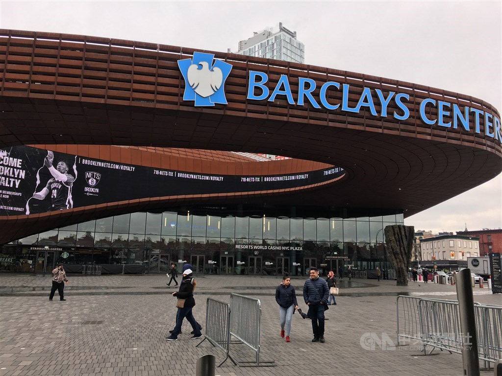 在NBA理事會一致通過下,蔡崇信去年收購NBA布魯克林籃網隊49%股權。圖為籃網主場巴克萊中心。(中央社檔案照片)