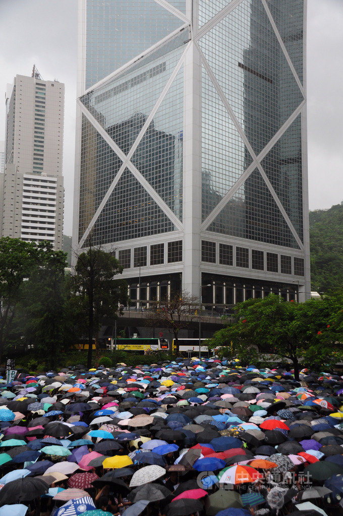 香港教育界17日發起遊行,上午11時30分左右港島突然下起大雨,主辦單位表示「風雨無阻」,遊行隊伍開始朝禮賓府前進。中央社記者沈朋達香港攝 108年8月17日
