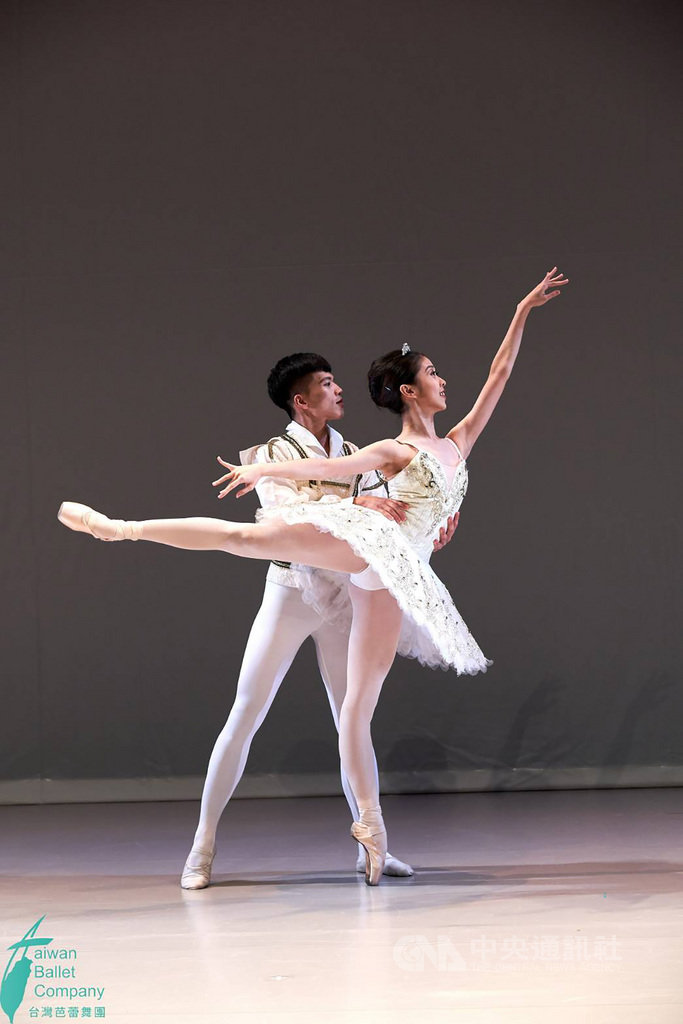 2019台灣芭蕾舞團創作演出「飛翔」17日起一連兩天在台北登場,帶來高難度的大古典雙人舞作Grand pas classique,相當考驗舞者功力。(台灣芭蕾舞團提供)中央社記者洪健倫傳真 108年8月17日