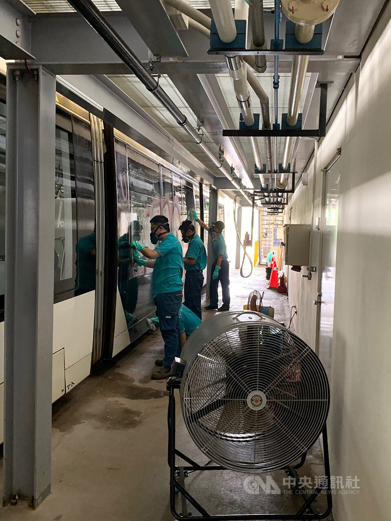 高雄輕軌機廠日前凌晨遭人入侵,在輕軌車廂外塗鴉破壞,高捷除報警處理外,也動員大量人力清洗恢復。(高捷公司提供)中央社記者王淑芬傳真 108年8月17日
