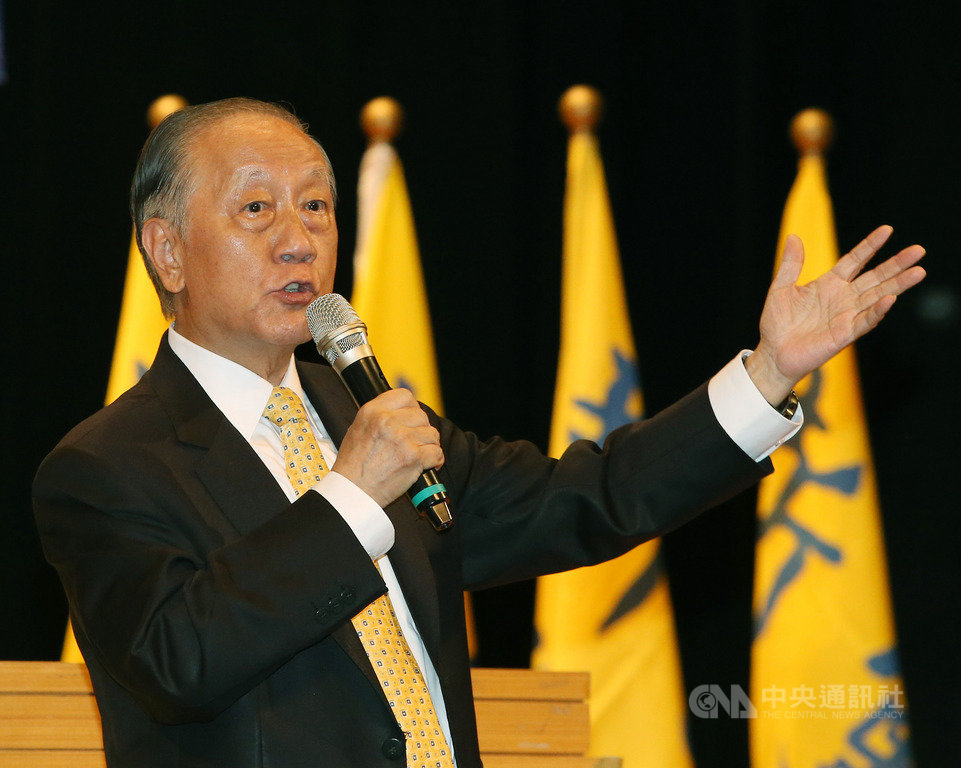 新黨17日晚間在台北舉行26週年黨慶大會,黨主席郁慕明宣布新黨版一國兩制台灣方案,主張兩岸和平統一,未來可維持台灣多黨競爭的選舉制度,但不容許台獨活動。中央社記者郭日曉攝 108年8月17日