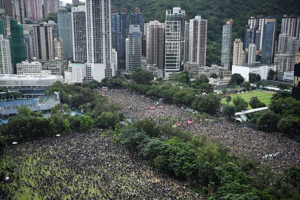 香港「反送中」集會18日在港島維多利亞公園舉行,下午3時左右,維園6座足球場已擠滿參與者。(共同社提供)