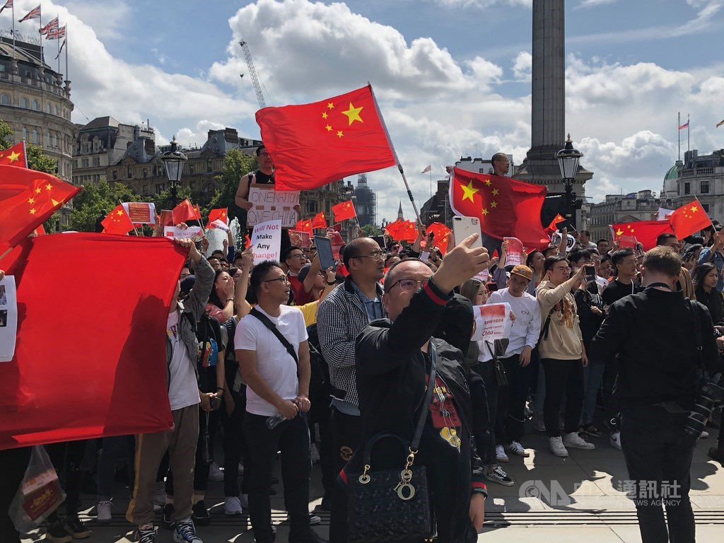 上千名海外港人18日在倫敦舉行遊行,支持中國的群眾也在旁高舉五星旗。中央社記者戴雅真倫敦攝 108年8月18日