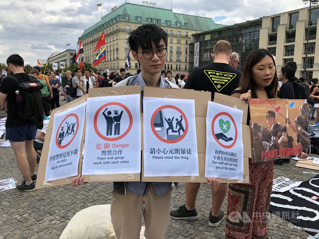 港人在柏林布蘭登堡門前示威,呼籲世人關注香港情勢。中央社記者林育立柏林攝 108年8月18日