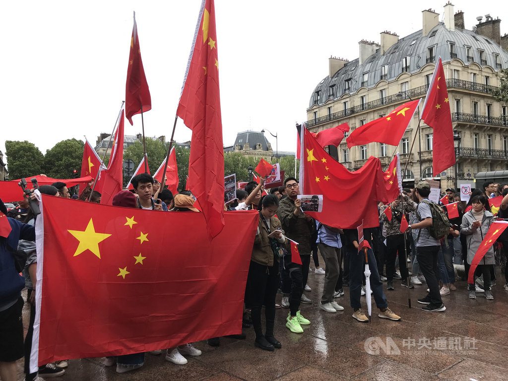 旅居巴黎的香港人集會支持香港「反送中」運動訴求,來自中國大陸的僑民也到場表達「香港屬於中國」等意見,雙方在小小的廣場上各據一方。中央社記者曾依璇巴黎攝 108年8月18日