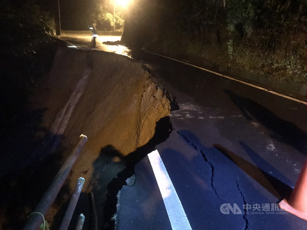 連日降雨,台中市潭子區湳底巷過五湖園追思寶塔約1公里處附近道路坍塌,17日深夜一名女機車騎士摔落受傷送醫。(台中市消防局提供)中央社記者郝雪卿傳真 108年8月18日