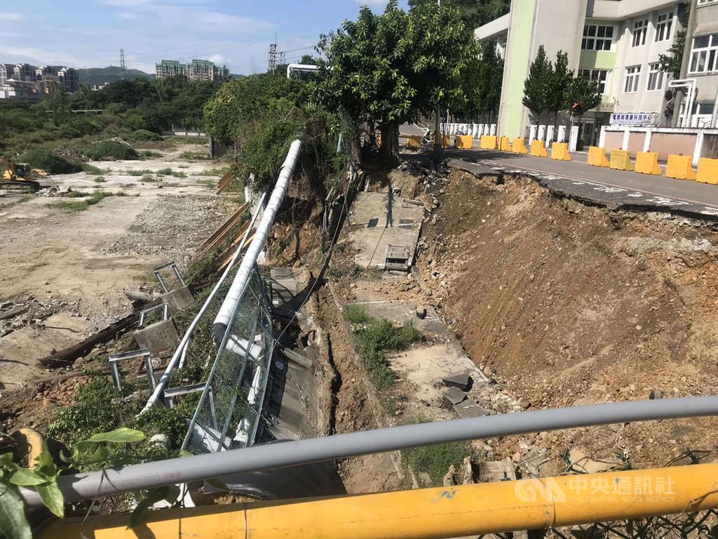 明志科技大學前方新北市南泰路疑擋土牆老舊發生坍塌,坍塌長度約50公尺,所幸無人傷亡,道路由明志科大認養維修,坍塌不會危及山坡下的建物安全。(翻攝畫面)中央社記者王鴻國傳真 108年8月18日