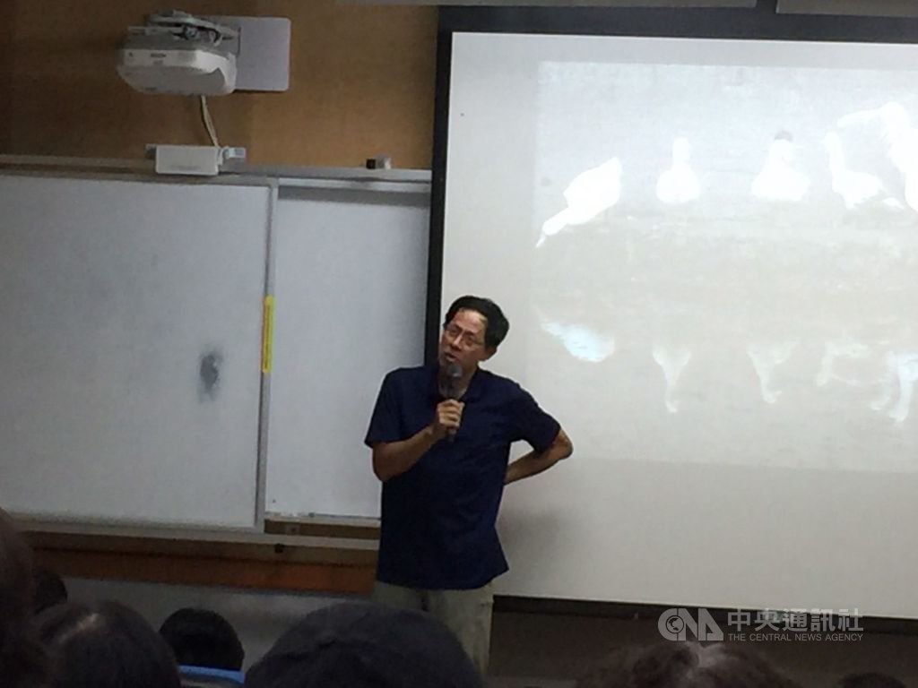 花蓮縣文化局舉辦藝文講堂,作家劉克襄(圖)受邀以「花蓮帶給台灣的禮物-一些動物和地景的美麗故事」為題,與近百聽眾分享他的旅遊經驗與對土地、動物虔敬愛護的理念。中央社記者李先鳳攝 108年8月18日