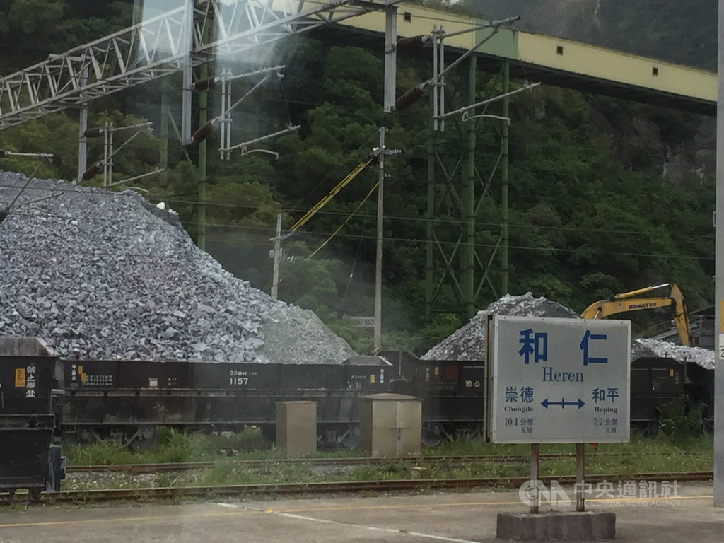 作家劉克襄說,台鐵北迴線上的漢本、崇德、和仁等遊客較少的站,若命名為「花蓮黑潮鐵道」,搭乘慢車,每一站都去體驗,這種有別於傳統的觀光方式的「逆旅行」,應有另一群想放空、獨處的人會喜歡。中央社記者李先鳳攝 108年8月18日