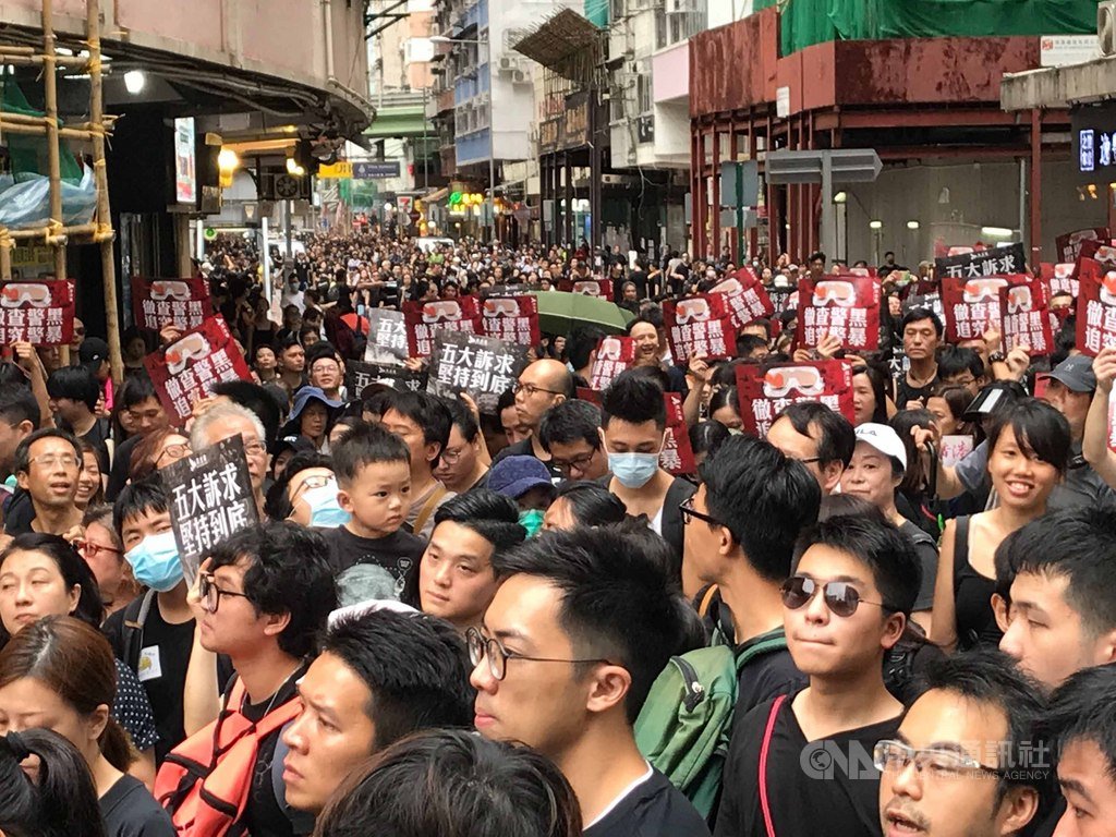 香港「民間人權陣線」18日下午在維多利亞公園舉行「止黑暴,制警亂」集會。圖為下午2時開始後,維園外的電器道和興發街一帶擠滿示威者,高喊香港加油。中央社記者沈朋達香港攝 108年8月18日