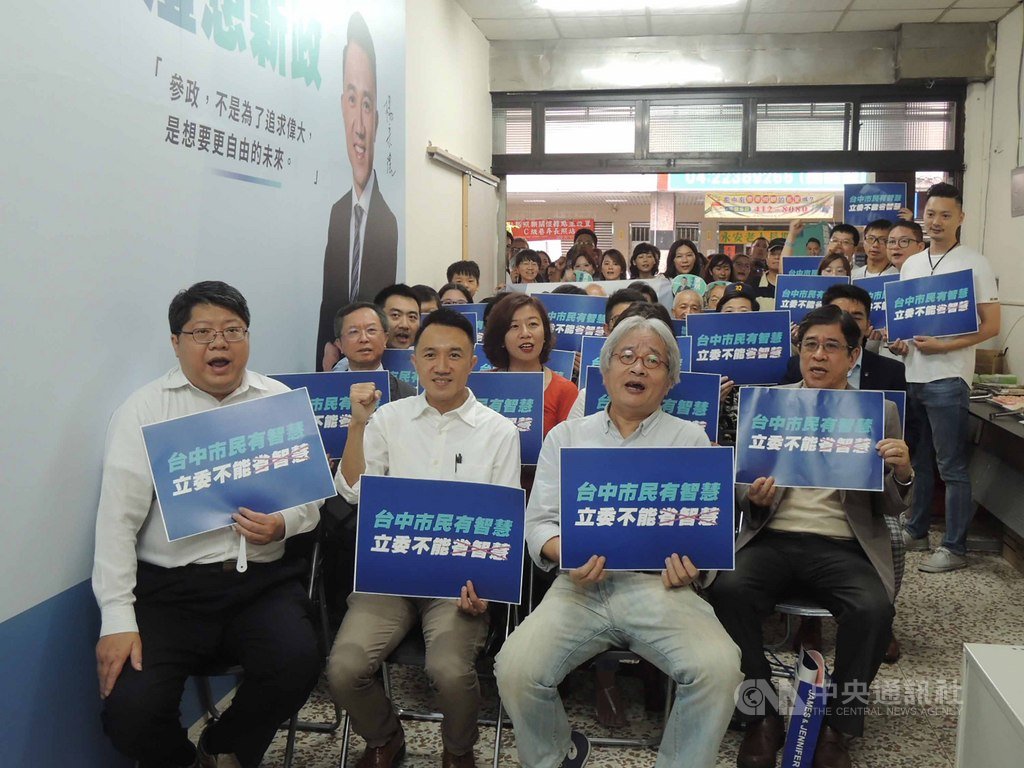 社會運動工作者楊宗澧(前中)18日加入民進黨爭取台中市第五選區立委提名,作家馮光遠(前右)等人出席站台。中央社記者郝雪卿攝 108年8月18日