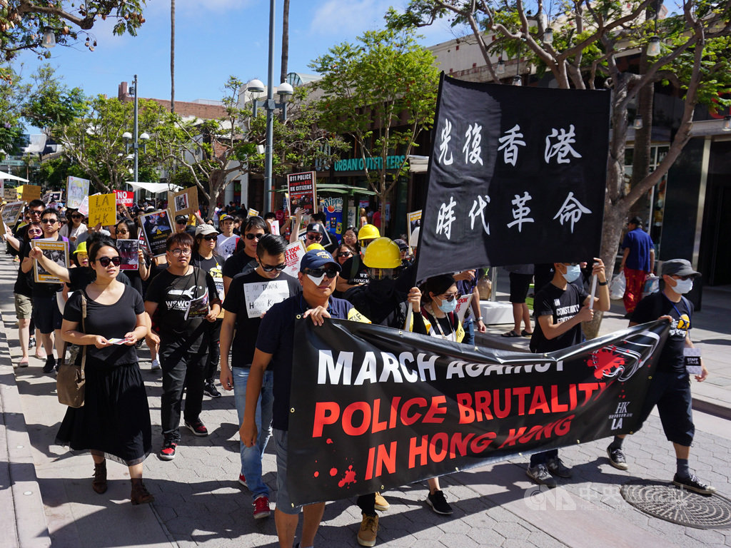 洛杉磯觀光勝地聖塔蒙尼加(Santa Monica)海灘的商店街上,300多名黑衣民眾17日上街遊行,高喊「光復香港,時代革命」、Free Hong Kong。中央社記者林宏翰洛杉磯攝 108年8月18日