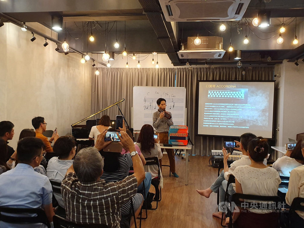 「Tea Philo哲學茶席」18日舉辦手風琴入門工作坊,台灣手風琴音樂家蔡偉靖與民眾交流手風琴演奏與經驗。哲學茶席由駐馬來西亞台北經濟文化辦事處主辦。中央社記者郭朝河吉隆坡攝 108年8月18日