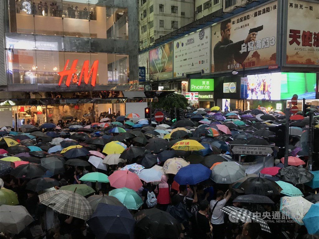 香港民間人權陣線18日在維多利亞公園舉行「流水式」反送中集會。集會於下午2時開始,參加者塞爆現場。中央社記者沈朋達香港攝 108年8月18日