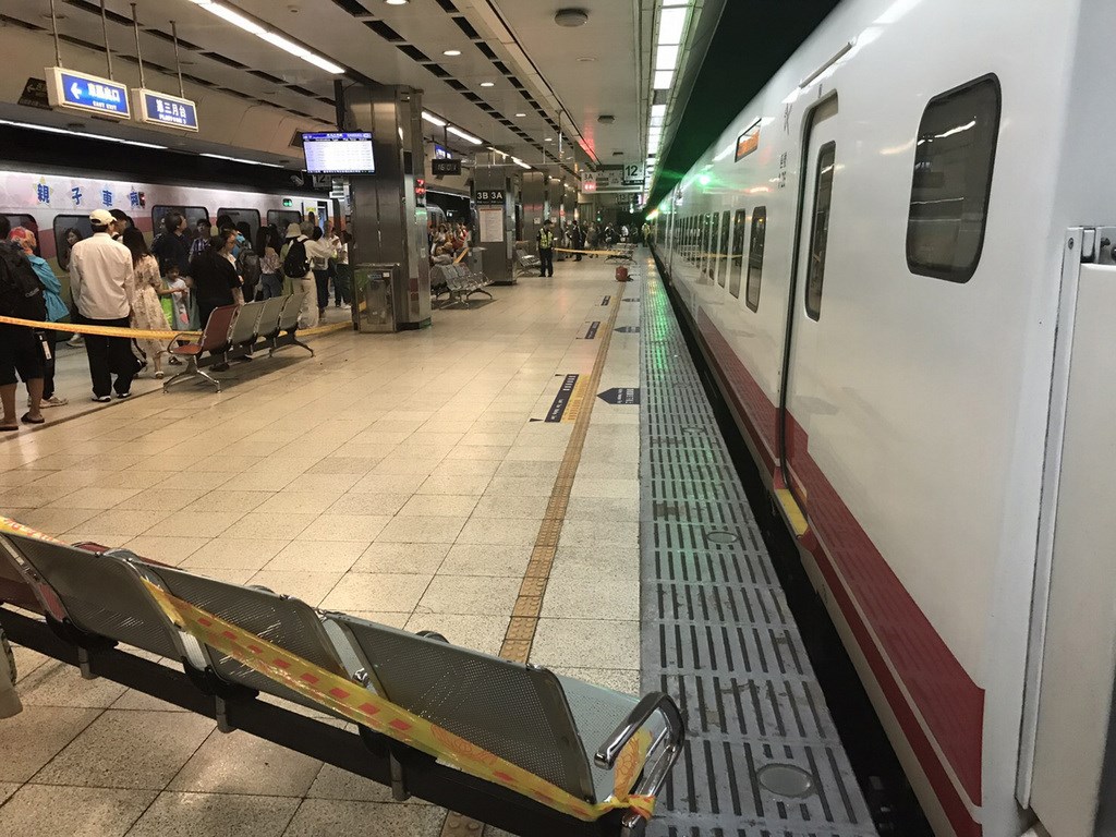 台鐵台北車站18日下午傳出男子落軌意外事件,警消獲報到場拉起警戒線處理。(民眾提供)中央社記者黃麗芸傳真 108年8月18日
