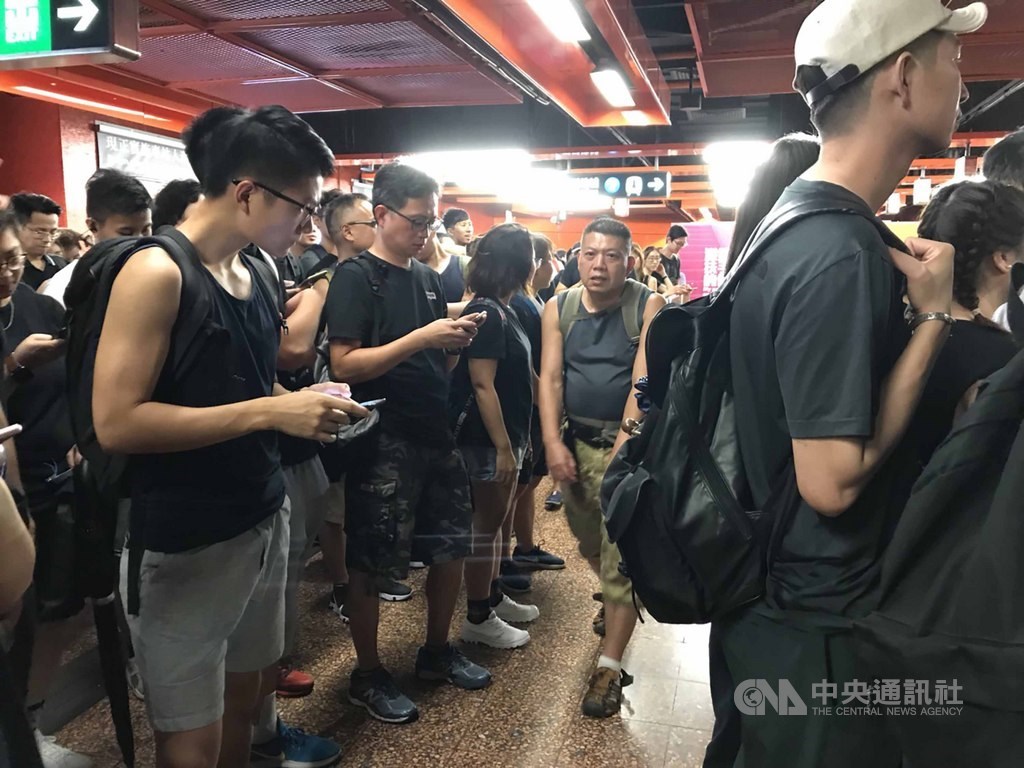 香港「民間人權陣線」18日下午在維多利亞公園舉行「止黑暴,制警亂」集會。圖為下午2時左右的地鐵天后站擠滿黑衣人潮,民眾隔出走道,讓搭車乘客前往月台。中央社記者沈朋達香港攝 108年8月18日