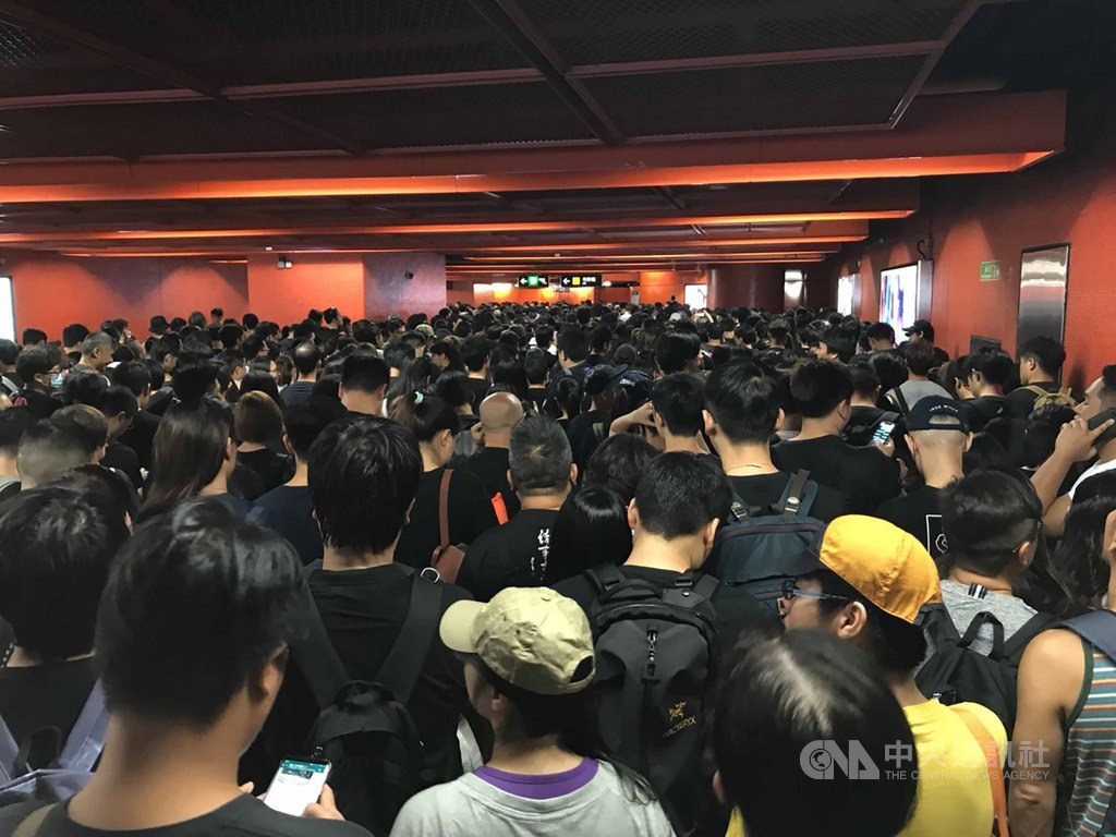 香港「民間人權陣線」18日下午在維多利亞公園舉行「止黑暴,制警亂」集會。圖為下午2時左右的地鐵天后站,由於擠滿黑衣人潮,多個出口改為只出不進。中央社記者沈朋達香港攝 108年8月18日