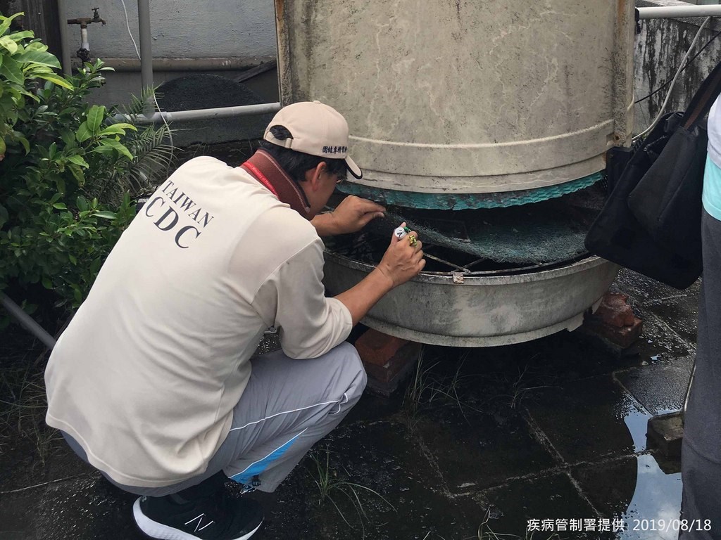 衛生福利部疾病管制署18日公布,台北市出現今年首例本土登革熱病例,提醒民眾應注意防蚊。圖為防疫人員前往大安區查核病媒孳生源。(疾管署提供)中央社記者陳偉婷傳真 108年8月18日