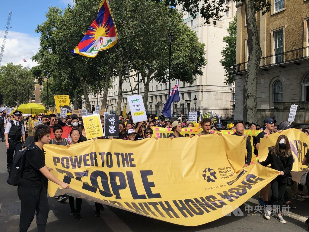 上千名海外港人18日在倫敦舉行遊行,高呼「香港加油」,表達對家鄉的支持。中央社記者戴雅真倫敦攝 108年8月18日