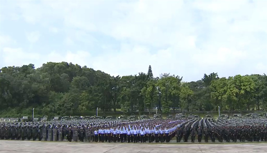 818「反送中」集會遊行登場前夕,香港中聯辦官媒文匯網17日晚間發布深圳公安武警聯合大練兵的影片。(圖取自文匯網微博網頁weibo.com)