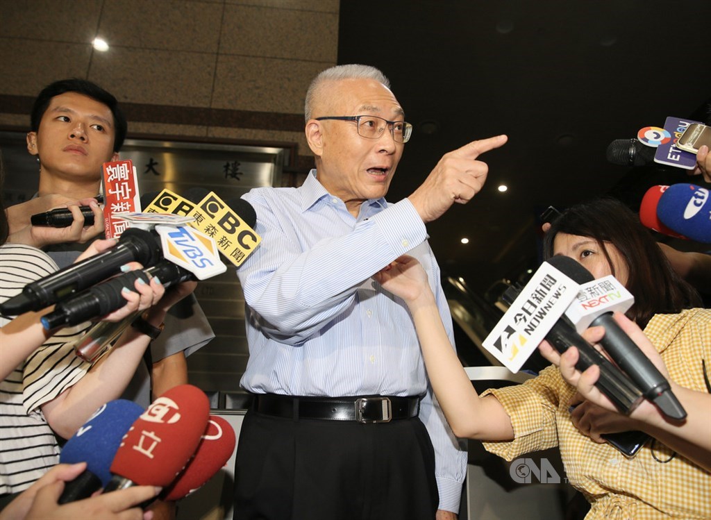 國民黨總統參選人韓國瑜18日晚間在中央黨部與國民黨主席吳敦義會面,吳敦義(中)會後出面說明。中央社記者謝佳璋攝 108年8月18日