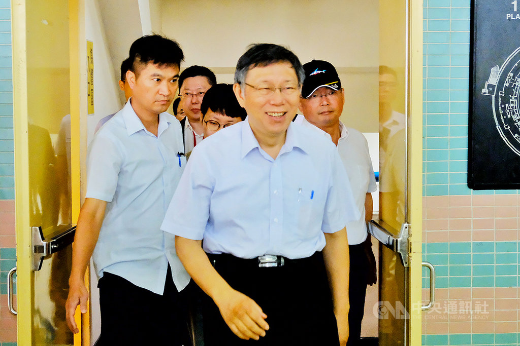 旺中集團董事長蔡衍明呼籲台北市長柯文哲當個光明磊落的大男人;柯文哲(前)18日表示,媒體可以有立場,但是媒體不能搞成「簡直就是政治宣傳機構」,媒體還是有社會第四權的格調,不能太過分。中央社記者吳睿騏桃園攝 108年8月18日