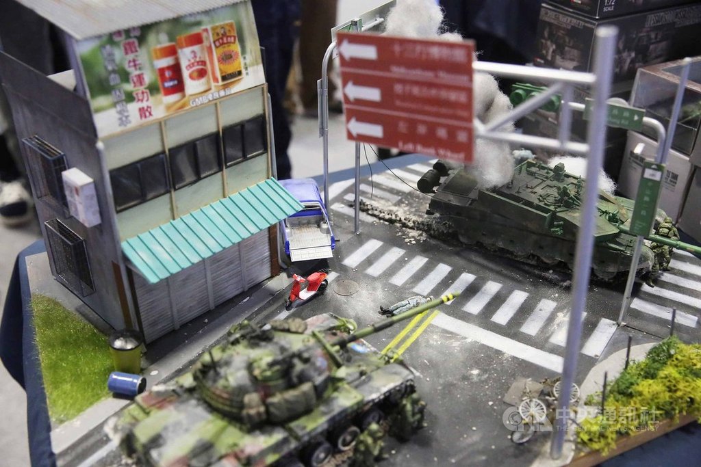 有台灣模型玩家在台北國防展,展出「台北不設防?」模型,描述共軍99A式戰車登陸新北八里街頭時,遭國軍CM11戰車砲擊殲滅。中央社記者游凱翔攝 108年8月18日