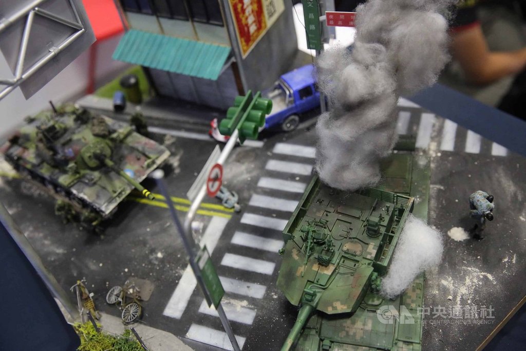 有台灣模型玩家在台北國防展,展出「台北不設防?」模型,描述共軍99A式戰車登陸新北八里街頭時,遭國軍CM11戰車砲擊殲滅。中央社記者游凱翔攝 108年8月18日
