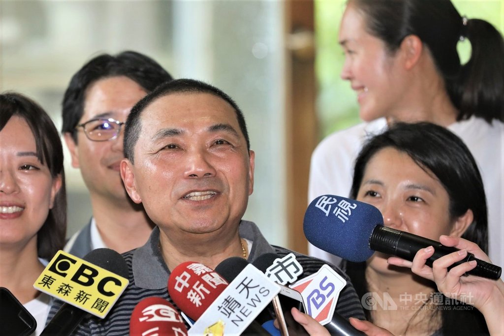 新北市長侯友宜(前)未點頭接任國民黨總統參選人韓國瑜新北市競選總部主委,引發黨內人士議論,侯友宜18日出席活動時自喻是條小魚,還沒大到能分享食用,他要努力壯大,才能三吃、四吃或五吃。中央社記者王鴻國攝 108年8月18日