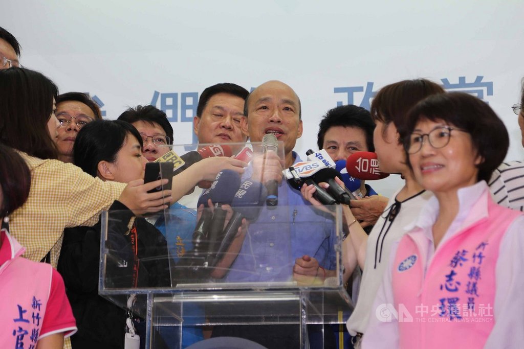 高雄市長韓國瑜(中)18日到國民黨新竹縣黨部拜訪時表示,美國在台協會(AIT)已正式提出歡迎,目前有些熱心好朋友正在居中安排協調,希望能在9、10月到美國訪問。中央社記者魯鋼駿攝 108年8月18日