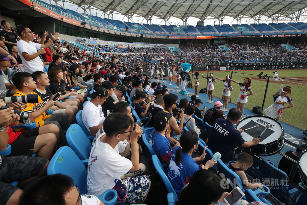 中職Lamigo桃猿隊啦啦隊專屬主題日「辣蜜趴」17日起一連兩天在桃園球場登場,18日有8563名球迷進場,兩天共吸引2萬1597名球迷進場,為喜愛的球隊與女孩加油打氣。中央社記者張新偉攝 108年8月18日