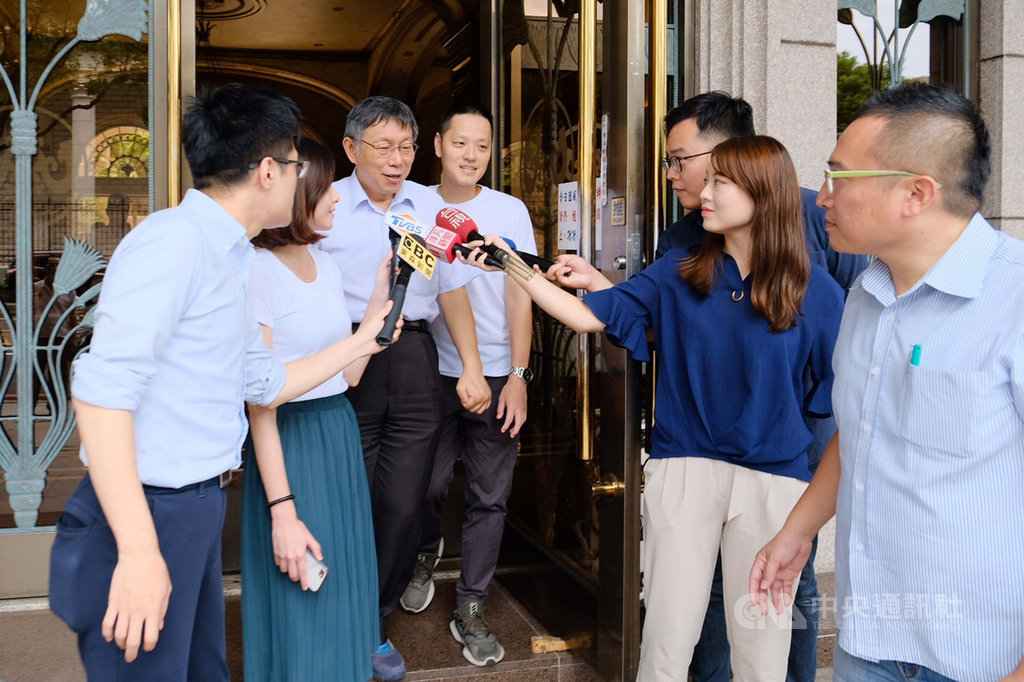 高雄市長韓國瑜18日建議台北市長柯文哲,收回日前說前立法院長王金平是狐狸一事。柯文哲(左3)表示,當事人都沒說話了,非當事人這麼激動。中央社記者吳睿騏桃園攝 108年8月18日