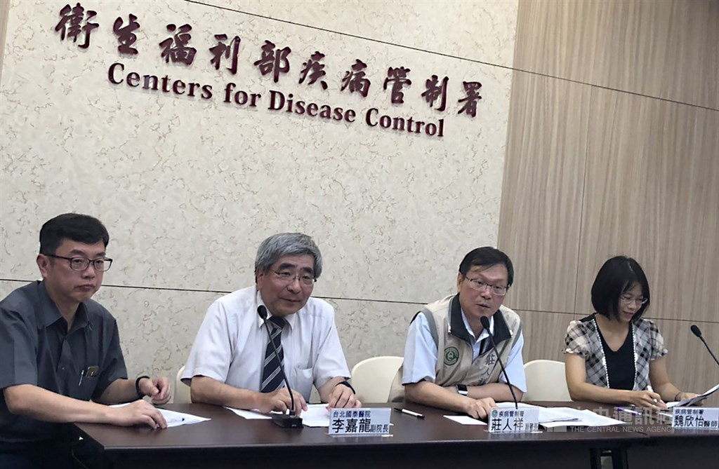 疾管署17日公布新增5例麻疹確定病例,皆為14日公布指標個案的接觸者,疾管署副署長莊人祥(右2)表示,其中4例為北市國泰醫院醫護人員,於日前接觸指標個案時遭感染,院方已加強防護措施,避免疫情擴大。中央社記者張茗喧攝 108年8月17日