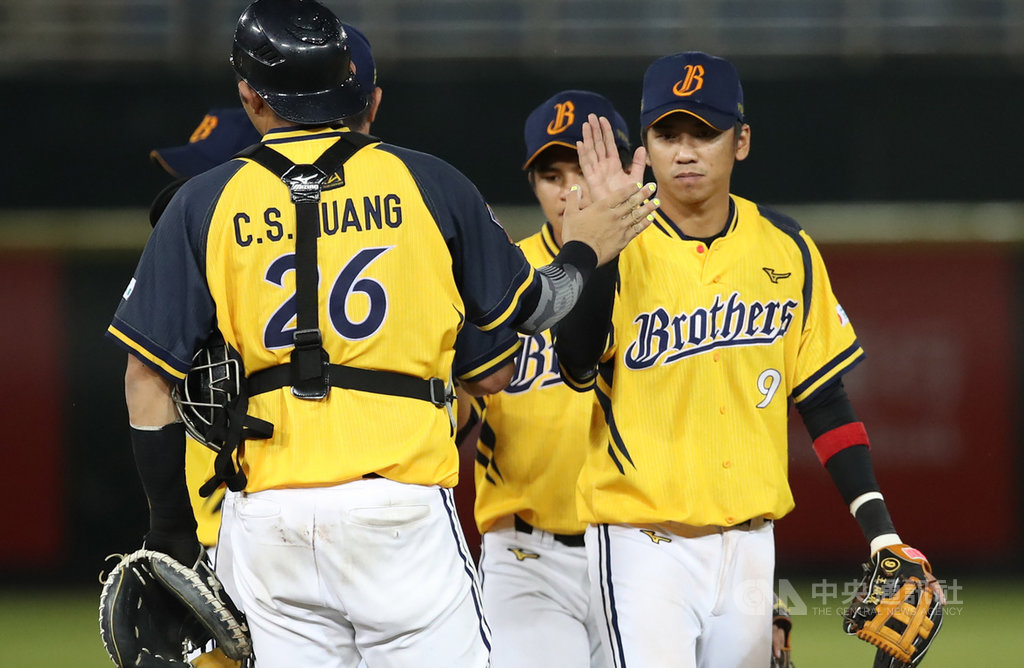 中職中信兄弟隊王威晨(右)三度挑戰連續場次安打紀錄,18日7局敲安、連續25場安打,也是個人生涯300安;他表示,今年上半季低潮期是學習,追逐紀錄不會看太重。中央社記者張新偉攝 108年8月18日