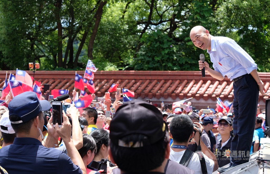 國民黨總統參選人韓國瑜(右)以客家女婿身分,積極鞏固傳統挺藍的客家票源,3日參拜桃園9間宮廟。(中央社檔案照片)