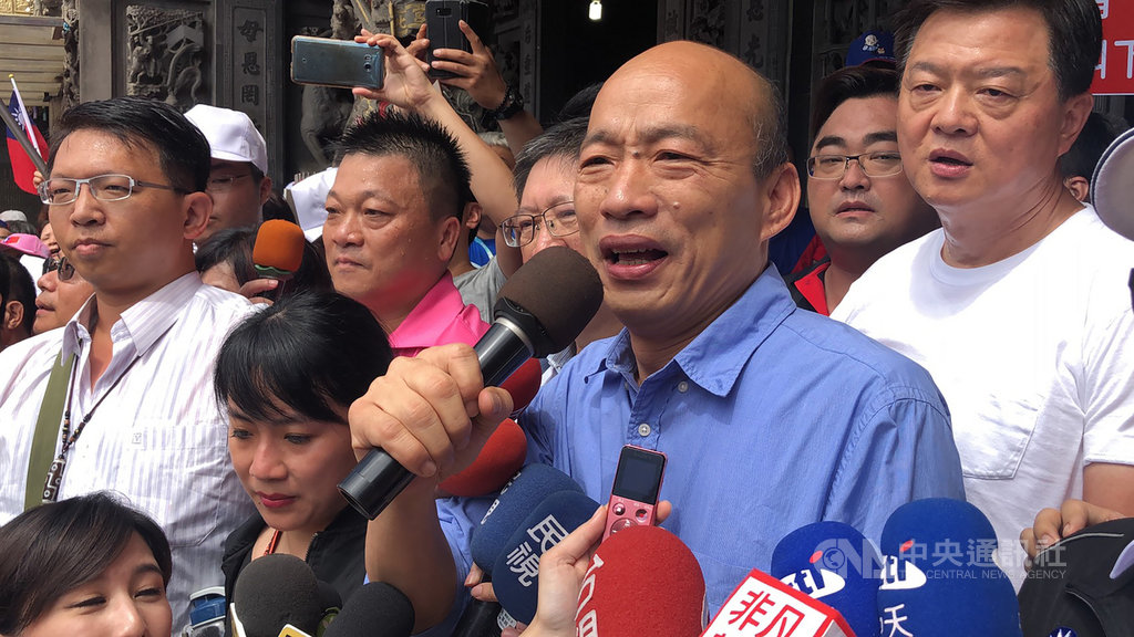 新北市長侯友宜表示不會接任國民黨總統參選人、高雄市長韓國瑜的新北市競選總部主委;韓國瑜(前)18日表示,完全尊重他以市政為主。中央社記者魯鋼駿攝 108年8月18日
