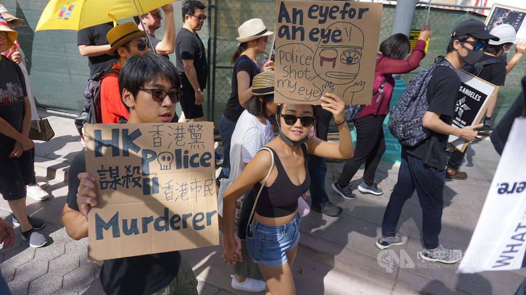 洛杉磯觀光勝地聖塔蒙尼加(Santa Monica)海灘的商店街上,300多名黑衣民眾17日上街遊行,高喊「光復香港,時代革命」、Free Hong Kong。中央社記者林宏翰洛杉磯攝 108年8月18日