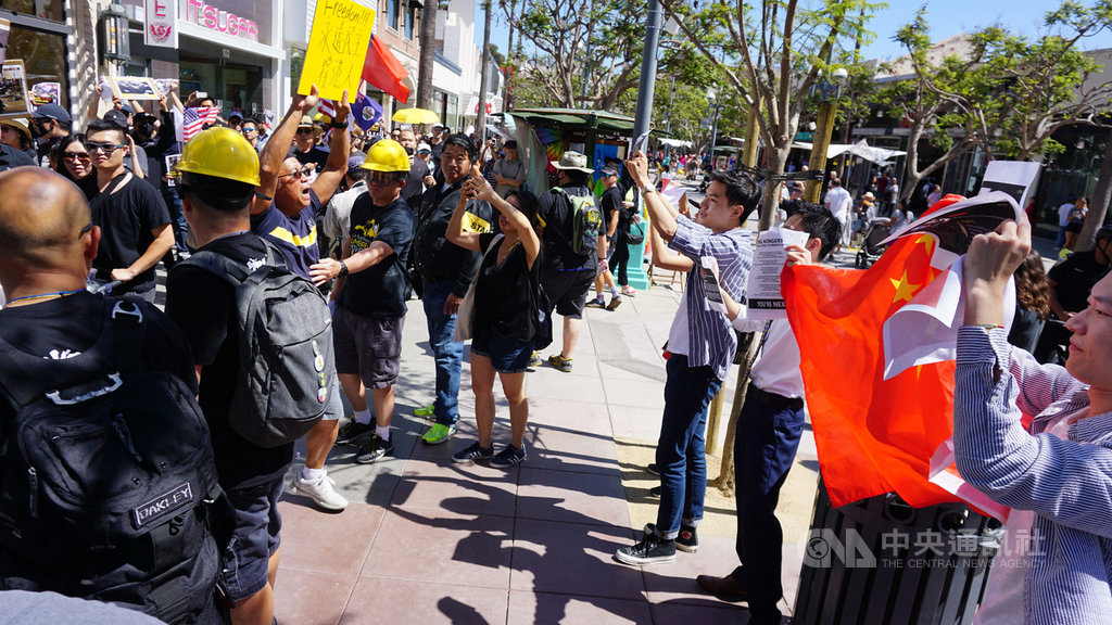 300多名海外香港人17日在洛杉磯的觀光勝地聖塔蒙尼加(Santa Monica)行人徒步區遊行,約5名中國留學生舉五星旗對嗆。中央社記者林宏翰洛杉磯攝 108年8月18日