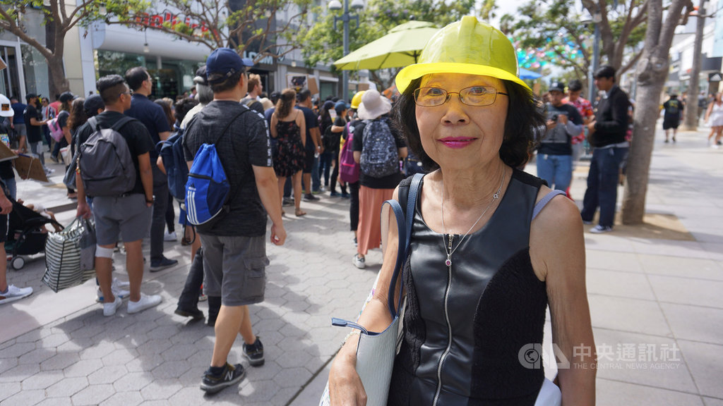 洛杉磯民權組織「視覺藝術家協會」主席劉雅雅(圖)17日參與遊行支持香港。她說看到中國留學生來到這裡,享有美國言論自由,卻為中共獨裁者辯護,感到很生氣。中央社記者林宏翰洛杉磯攝 108年8月18日