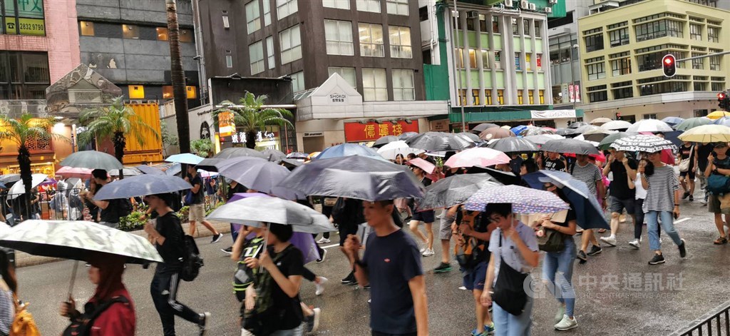 香港「反送中」集會18日下午在港島維多利亞公園舉行,雖然下著大雨,但絲毫不影響港人的參與。圖為前往維園的人群。中央社記者張謙香港攝 108年8月18日