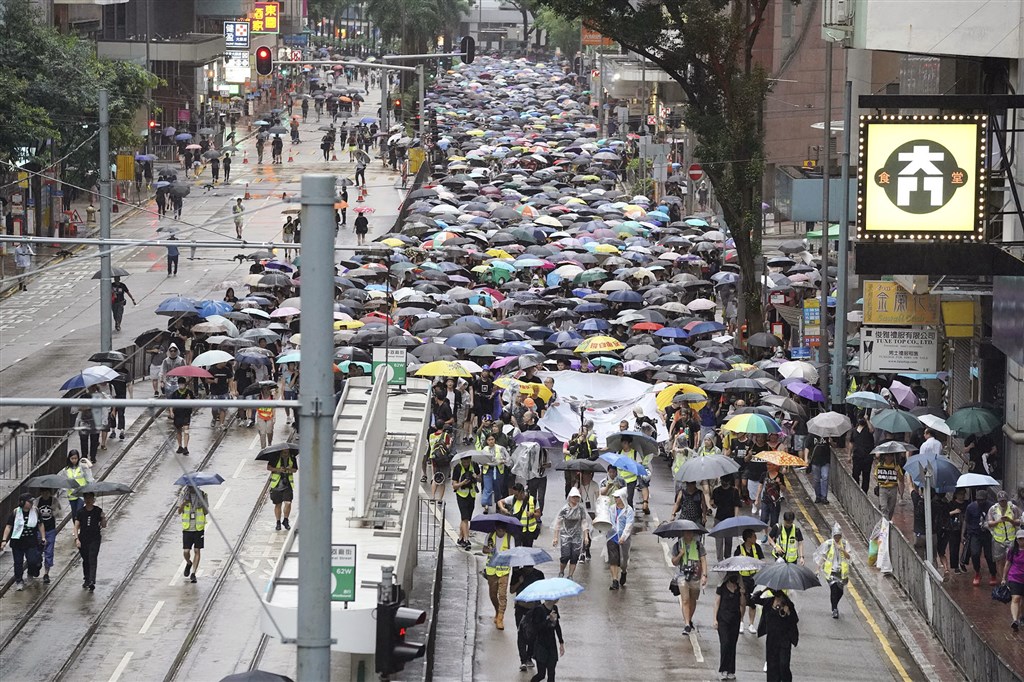 香港民間人權陣線18日在維多利亞公園舉行流水式集會,後因現場人數眾多轉為「遊行」。(共同社提供)