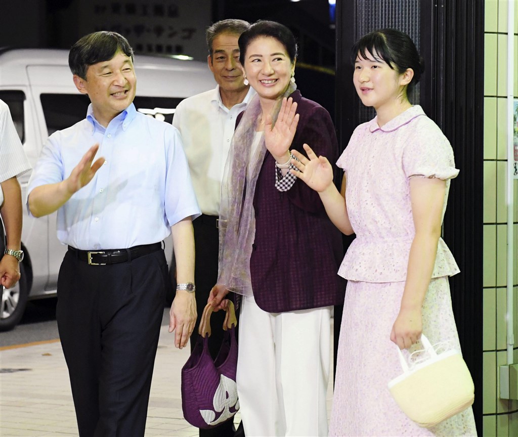 日皇德仁(左)膝下僅有女兒敬宮愛子內親王(右),無男丁可繼承皇位,讓女性能否具繼承資格的議題再度浮上檯面。(檔案照片/共同社提供)