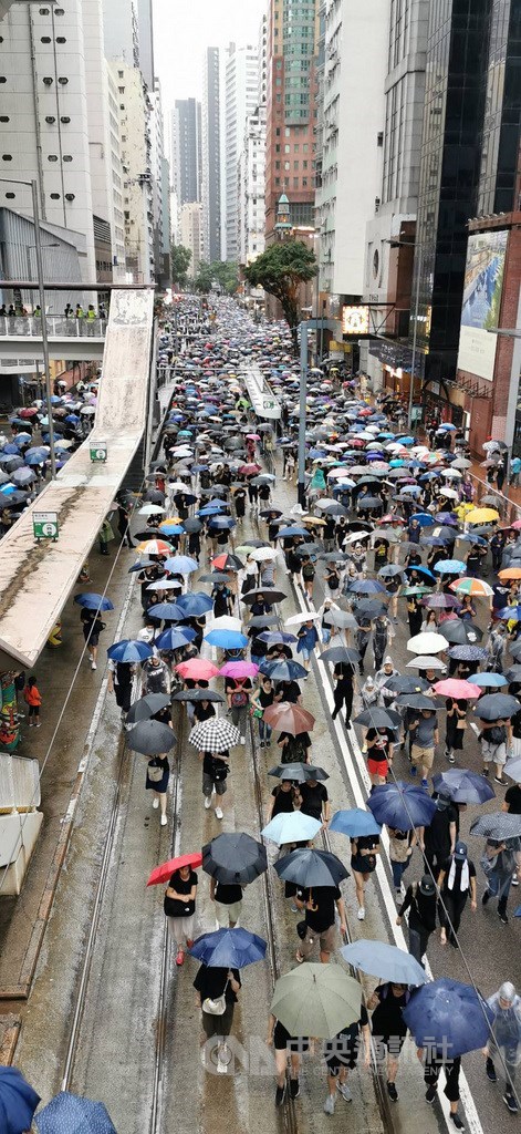 香港泛民組織民間人權陣線18日下午在維多利亞公園舉行流水式反送中集會,後因現場人數眾多轉為「遊行」。中央社記者張謙香港攝 108年8月18日