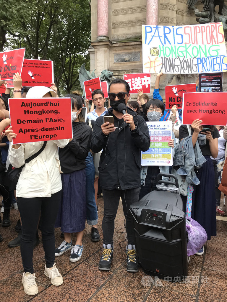 旅居巴黎的香港人集會支持香港「反送中」運動訴求,來自中國大陸的僑民也到場表達「香港屬於中國」等意見,雙方在小小的廣場上各據一方,難以有效交流。中央社記者曾依璇巴黎攝 108年8月18日
