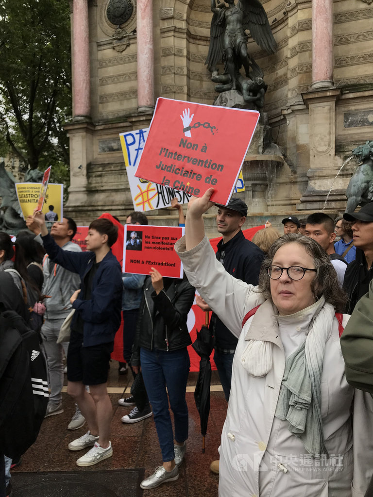 旅居巴黎的香港人集會支持香港「反送中」運動訴求,關心亞洲情勢的法國民眾也到場,期望香港獲得更多自由及民主。中央社記者曾依璇巴黎攝 108年8月18日