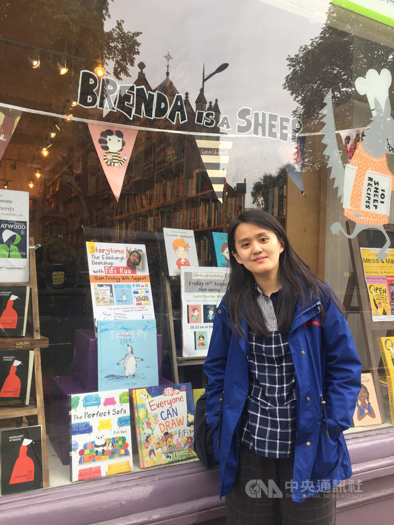 台灣繪本作家郭飛飛(Fifi Kuo)獲選今年「愛丁堡國際圖書節」,16日於The Edinburgh Bookshop舉辦說故事活動。(駐英代表處文化組提供)中央社記者戴雅真倫敦傳真 108年8月18日