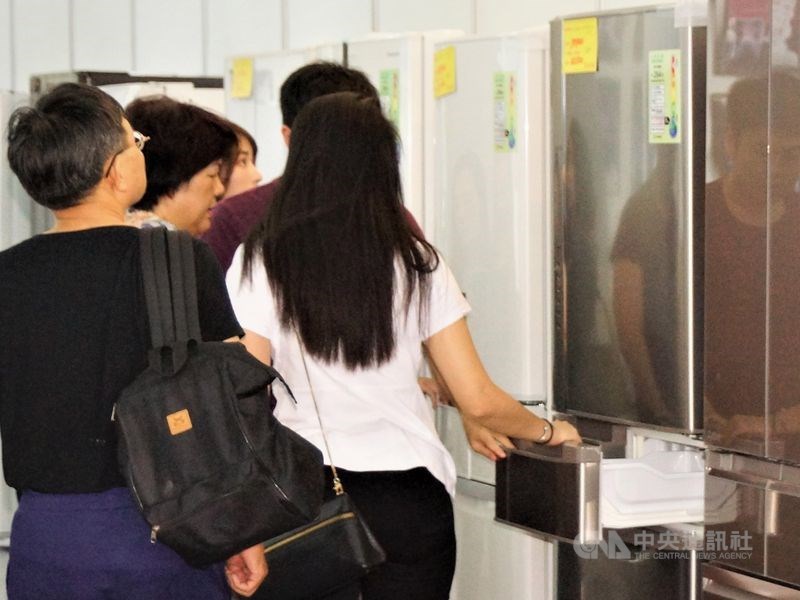 節能家電貨物稅減徵優惠上路近2個月,統計從6月15日8月11日止,已帶動19萬4025台換機潮。(中央社檔案照片)